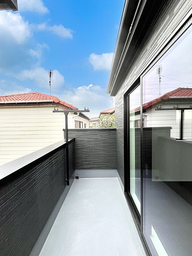 ゆったりバルコニーだから沢山お洗濯ものを干せます。