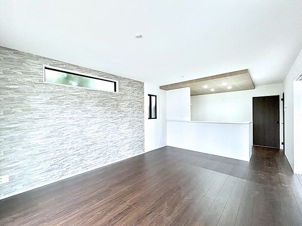 アクセントクロスがお洒落なダイニング。家族でのんびりくつろげる広々スペース。