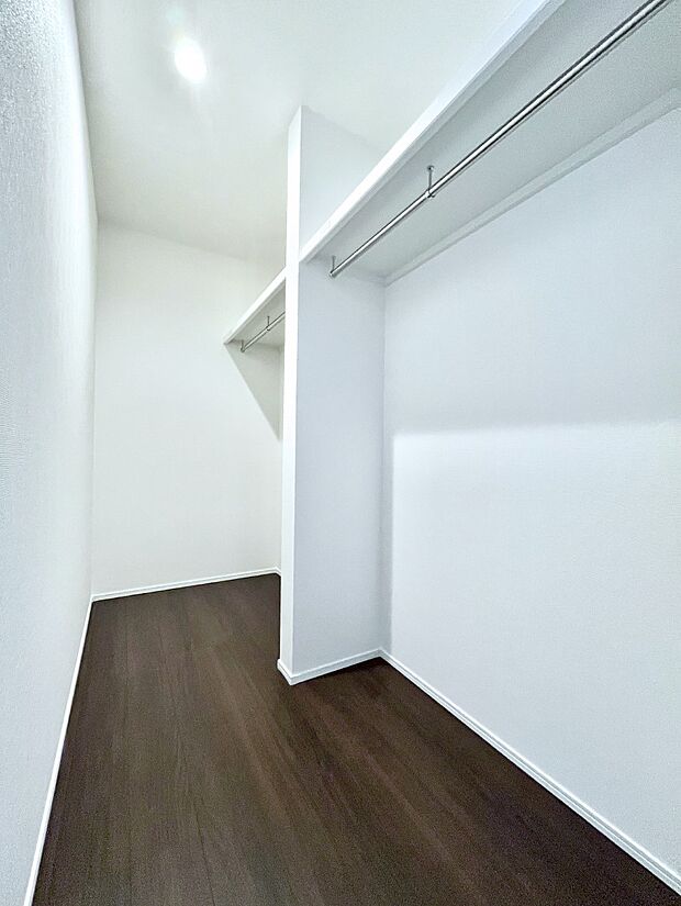 ウォークインクローゼット付きで生活空間を広く利用できます。