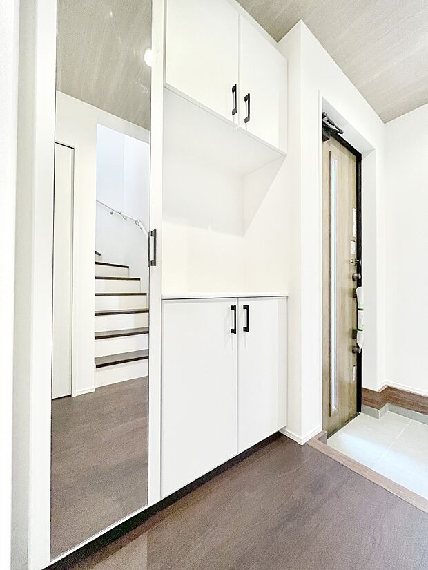 明るい玄関はお客様をお出迎えするのにぴったりです!