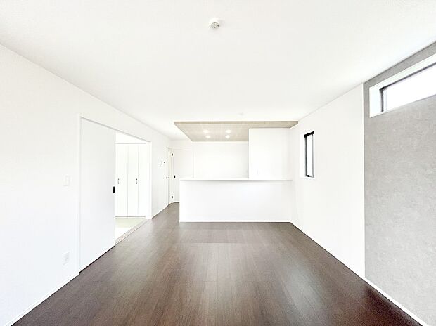 明るい陽光が注ぎ、寛ぎの雰囲気に満たされるリビング・ダイニング。