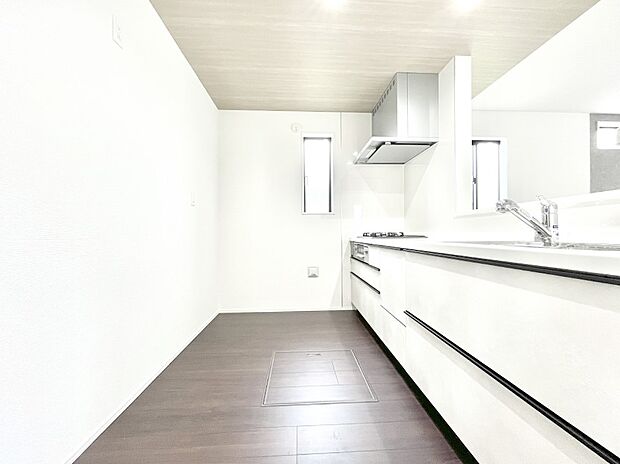 爽やかな風が通り抜けるキッチン。窓があるので明るく換気にも役立ちます。