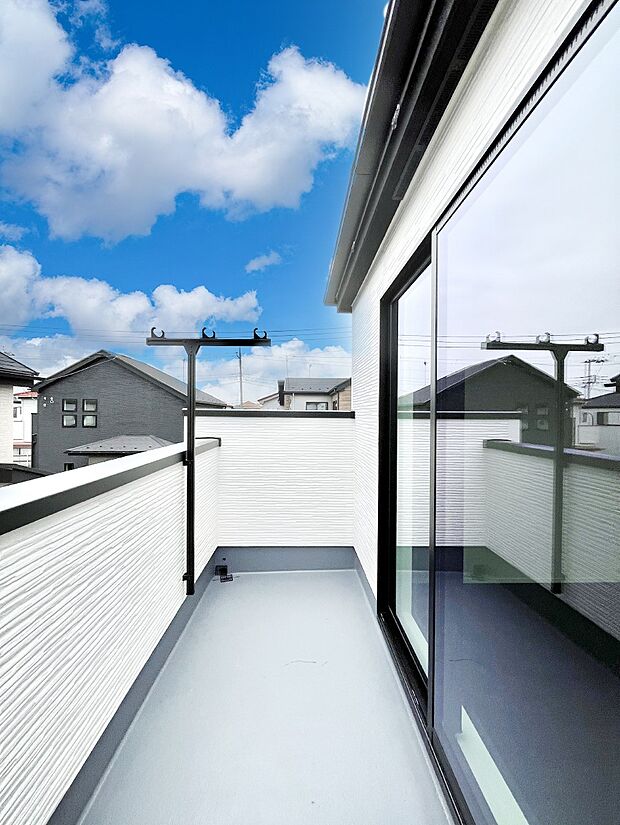 ゆったりバルコニーだから沢山お洗濯ものを干せます。