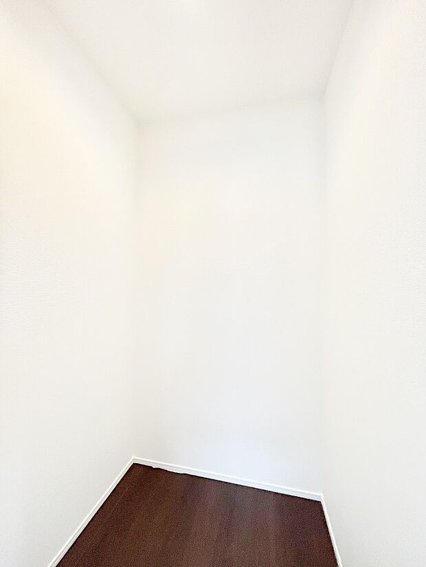 ウォークインクローゼット付きで生活空間を広く利用できます。