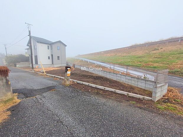 〜Exterior〜 緑に恵まれた閑静な住宅地は、伸び伸びスローライフを叶えてくれます。自然豊富な季節の移ろいを身近に感じられる環境で子育てすれば、お子様もきっと素直に成長してくれるはずです!