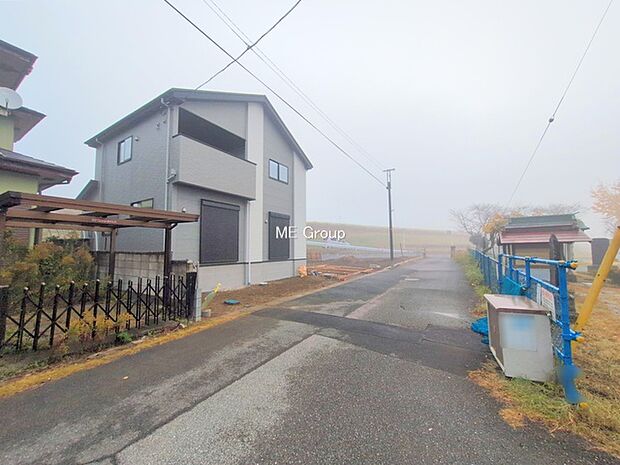 〜Exterior〜 前面道路:南西 4.5m 公道 前面道路は閑静な住宅地をはしる車通りの少ない道路。駐車の出し入れもらくらくです!ご不明点・現地見学のご希望は、お気軽にお問い合わせください!