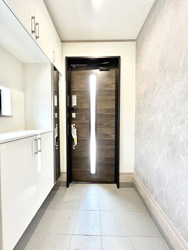 ◆B号棟◆〜Entrance〜　家の中でお客様を迎える最初の場所である玄関は、家の印象そのものです！豊富な玄関収納で、常に綺麗に保つことが出来ます♪玄関にはたっぷり収納の下駄箱を完備！