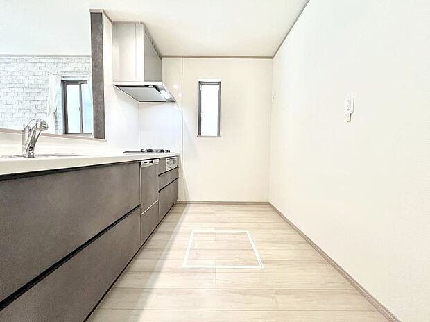 ◆B号棟◆〜Kitchen〜　自然光が入る窓のあるキッチン☆毎日使う場所だからこそ、使い勝手を考慮しました。ゆったりとしたキッチンコーナーは質感豊かな仕上がりとなっております。