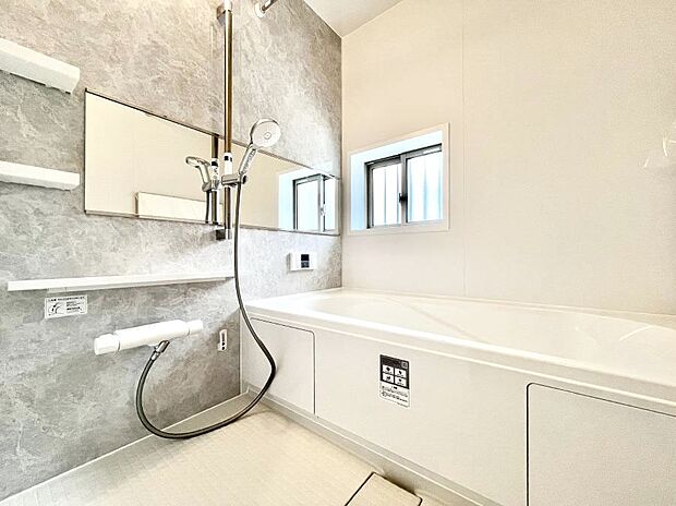 ◆B号棟◆〜Bath Room〜　窓付きのバスルームは、採光もあり明るく気持ちの良い空間です。窓があることで、換気環境も良好。ゆったり寛げるバスルームで、毎日のバスタイムが楽しみになりそうです。
