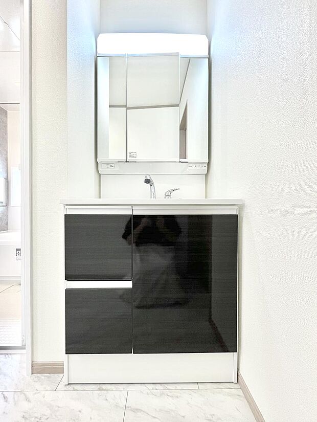 ◆B号棟◆〜Dressing Room〜　十分な大きさの洗面台は収納もさる事ながら、身だしなみチェックや歯磨きなど、朝の慌ただしい時間でもホテルライクなスペースで余裕とゆとりを感じて頂けます。