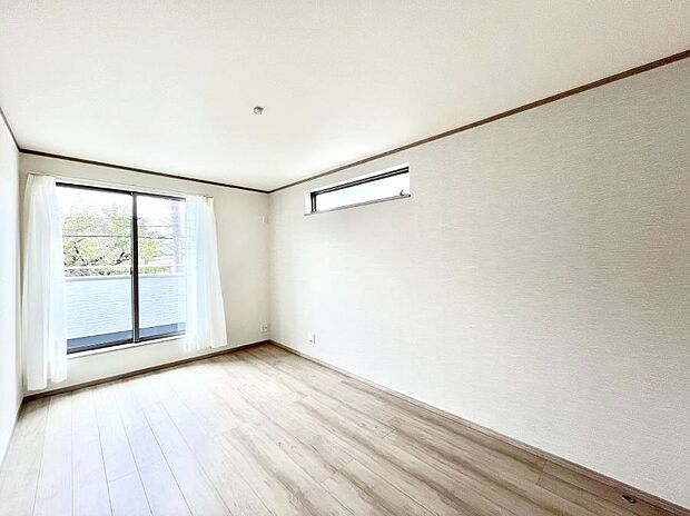 ◆B号棟◆〜Bed Room〜　バルコニーからの採光で朝もスッキリ目が覚めそうですね！穏やかな光が差し込む室内には、穏やかな時間が流れます。落ち着いた空間で自分の趣味を楽しむのはいかがですか。