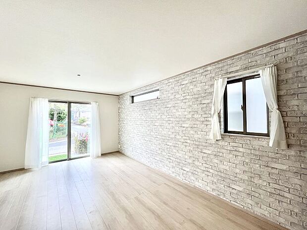 ◆B号棟◆〜Living〜　家族の食事や団らんのほか、子どもを遊ばせたり、友人を招いたりするLDKは住まいの中心。長時間過ごす場所だから、その空間は住まい全体の居心地を左右します。