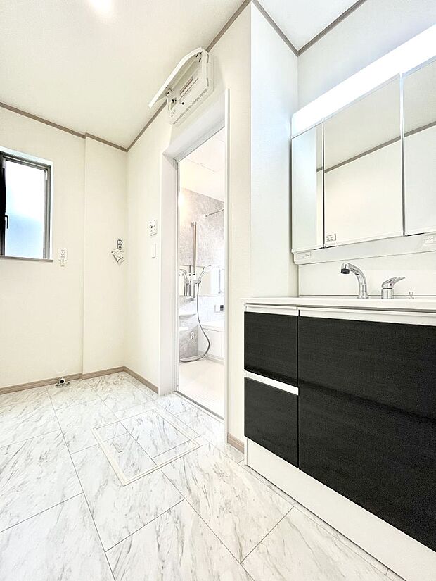 ◆B号棟◆〜Dressing Room〜　暗くなりがちな洗面所も窓があると採光と換気が可能なので気持ちよくお使い頂けます。三面鏡タイプの洗面台は鏡裏収納で散らかりがちな洗面所もスッキリ♪