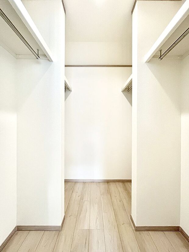 ◆B号棟◆〜Walk-in Closet〜　必要なものやコーディネートを一覧して確認でき、身支度や準備が短時間で済むウォークインクローゼットを設置しました。家の中をすっきりとさせる便利な収納スペース。