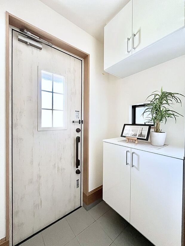◆号棟◆~Entrance~ 家の中でお客様を迎える最初の場所である玄関は、家の印象そのものです!豊富な玄関収納で、常に綺麗に保つことが出来ます♪玄関にはたっぷり収納の下駄箱を完備!