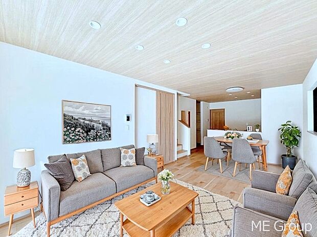 ◆A号棟◆〜Living〜　家族の食事や団らんのほか、子どもを遊ばせたり、友人を招いたりするLDKは住まいの中心。長時間過ごす場所だから、その空間は住まい全体の居心地を左右します。※家具はCGです