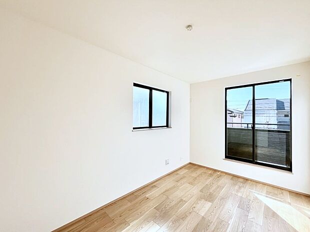 ◆号棟◆〜Bed Room〜　2面採光を確保した明るい室内は、風通しも良く、大変居心地の良い空間となっております。爽やかな風を感じて起きる朝は、快適生活の始まりに！日当たりや通風がとても良い住まい♪