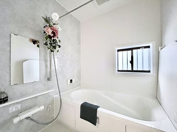 ◆A号棟◆~Bath Room~ 足を伸ばして入浴することが可能!一日の疲れを癒す貴重なバスタイムです。お子様とご一緒でも十分な広さなので、リビングとは違った家族団欒のひと時をお楽しみいただけます。