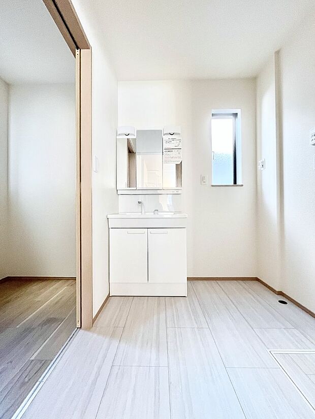 ◆号棟◆~Dressing Room~ 清潔感溢れる色合いで統一されていると、スッキリと整った印象をうけます。鏡の裏にはたっぷりと収納スペースを標準装備!水廻りは、シンプルかつ機能性を重視して。