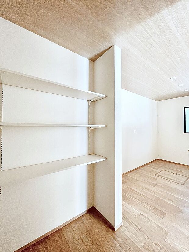 ◆A号棟◆キッチンにはパントリー！食材のストックはもちろん、日用品の収納など使い方はいろいろ！