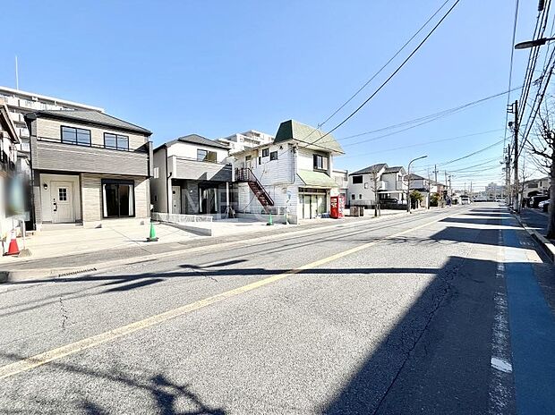 ~Exterior~ 前面道路:南西 13m 公道 前面道路が広いため駐車しやすい!ストレスフリーでカーライフを楽しめそうですね。ご不明点・現地見学のご希望は、お気軽にお問い合わせください!