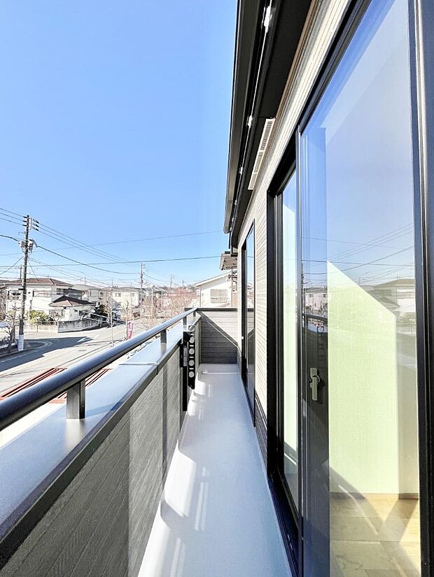 ◆A号棟◆~Balcony~ 南向きのバルコニーの前には雲以外に太陽を遮るものがありません。お洗濯物も乾きやすく、何より明るく気持ちのいい光が入ってきます。家族全員分の洗濯物も一気に干せます。