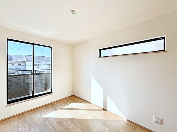 ◆A号棟◆~Bed Room~ バルコニーからの採光で朝もスッキリ目が覚めそうですね!穏やかな光が差し込む室内には、穏やかな時間が流れます。落ち着いた空間で自分の趣味を楽しむのはいかがですか。