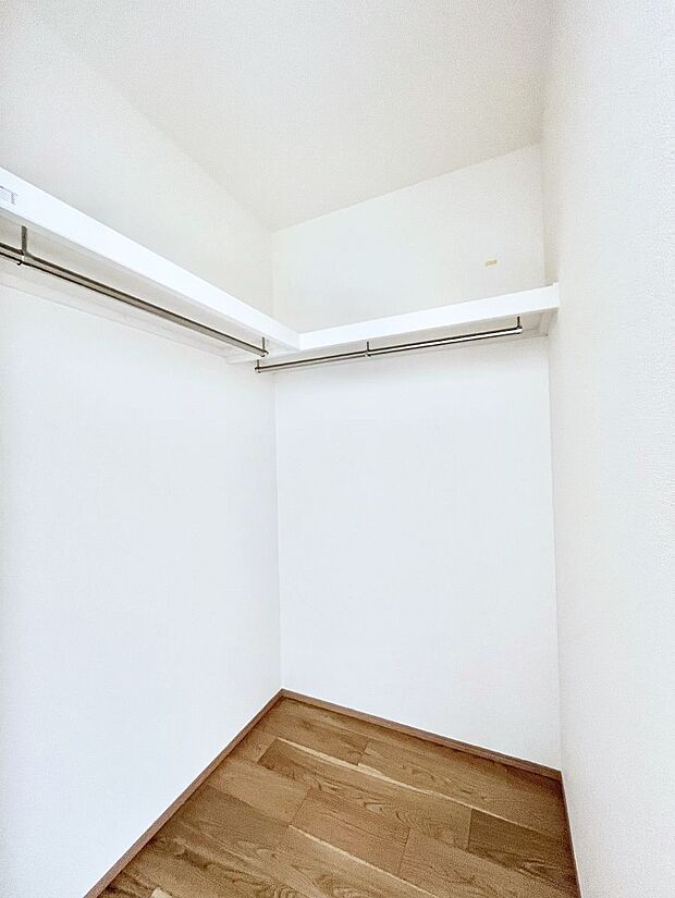 ◆A号棟◆~Walk-in Closet~ たくさんの洋服をかけてもシワになりにくいウォークインクローゼット。洋服以外にも、普段使わない家電やスーツケース、ストック品など何でも片付く嬉しい空間です。