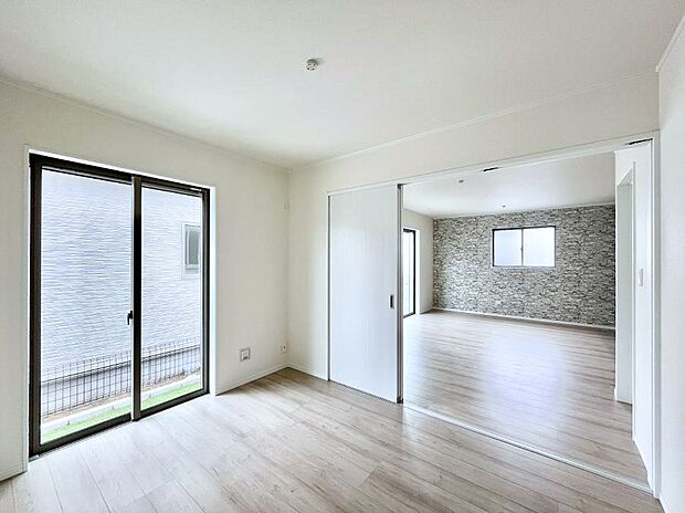 リビングの隣にある洋室。扉を開放して広く利用することも可能です。