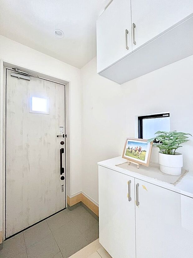 ◆Ｂ号棟◆〜Entrance〜　家の中でお客様を迎える最初の場所である玄関は、家の印象そのものです！豊富な玄関収納で、常に綺麗に保つことが出来ます♪玄関にはたっぷり収納の下駄箱を完備！