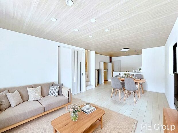 ◆Ｂ号棟◆〜Living〜　家族の食事や団らんのほか、子どもを遊ばせたり、友人を招いたりするLDKは住まいの中心。長時間過ごす場所だから、その空間は住まい全体の居心地を左右します。※家具はCGです