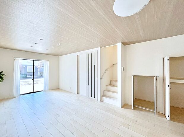 ◆Ｂ号棟◆〜Living〜　リビングに階段のある間取りです♪家族のコミュニケーションがスムーズに取れますね♪ゆとりある暮らしと心地よい住環境が紡ぐ贅沢な時間をご家族みんなでお過ごし下さい。