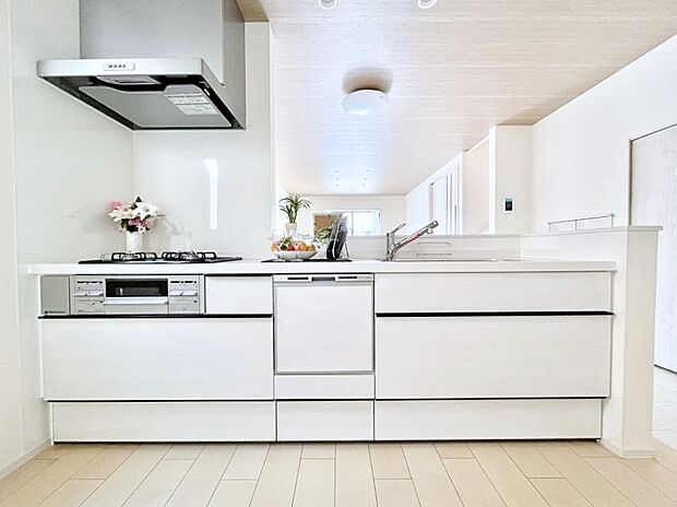 ◆Ｂ号棟◆〜Kitchen〜　会話が弾むリビング、料理が愉しくなるキッチン。家は、ただ生活する場ではなく、暮らしを愉しく、快適にする場所。笑顔の毎日、安らぎの日々のために、最新の設備・仕様を採用。