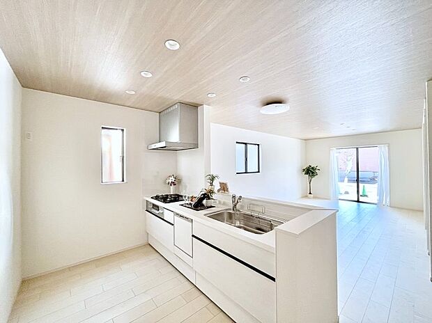 ◆B号棟◆~Kitchen~ 自然光が入る窓のあるキッチン☆毎日使う場所だからこそ、使い勝手を考慮しました。ゆったりとしたキッチンコーナーは質感豊かな仕上がりとなっております。