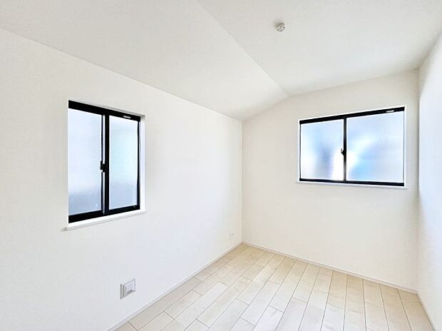 ◆Ｂ号棟◆〜Bed Room〜　2面採光を確保した明るい室内は、風通しも良く、大変居心地の良い空間となっております。爽やかな風を感じて起きる朝は、快適生活の始まりに！日当たりや通風がとても良い住まい♪