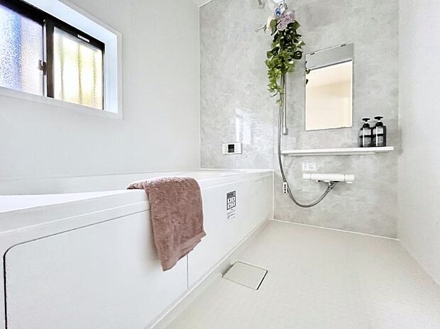 ◆B号棟◆~Bath Room~ 足を伸ばして入浴することが可能!一日の疲れを癒す貴重なバスタイムです。お子様とご一緒でも十分な広さなので、リビングとは違った家族団欒のひと時をお楽しみいただけます。
