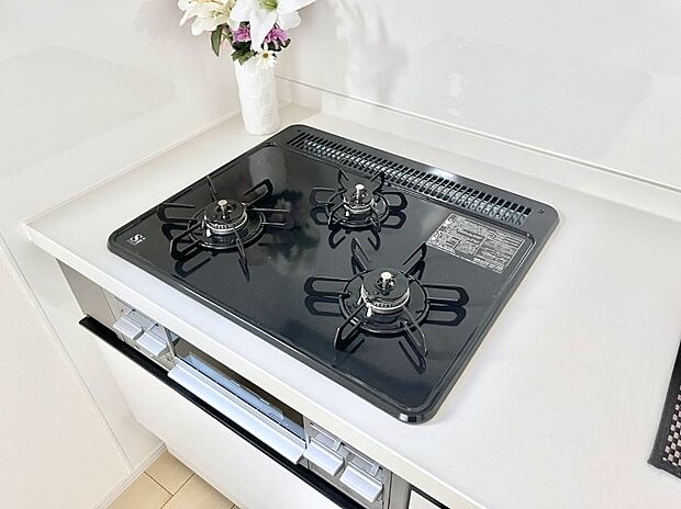 ◆B号棟◆ガスコンロはSiセンサー搭載。火力調節や焦げ付き・消し忘れも防いでくれます。