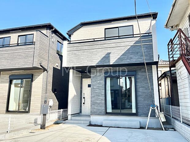 ◆Ｂ号棟◆〜Exterior〜  堂々たる趣ながら、主張し過ぎずどこか余裕を感じさせるシャープなフォルムで佇む邸宅は、晴天の空と照らし合わせる事で、本来あるべき完成形の姿を見せてくれます。