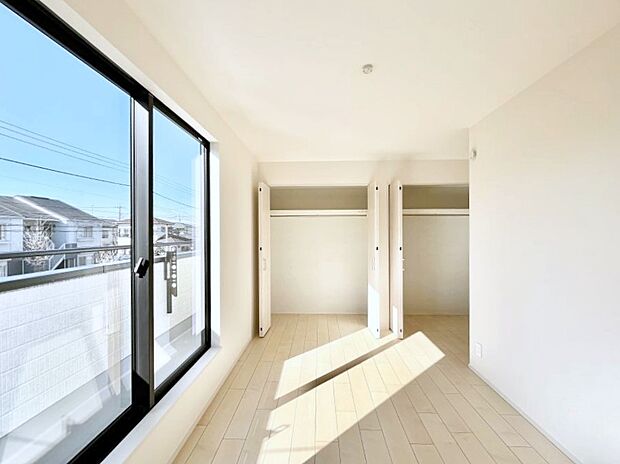 ◆B号棟◆~Bed Room~ バルコニーからの採光で朝もスッキリ目が覚めそうですね!穏やかな光が差し込む室内には、穏やかな時間が流れます。落ち着いた空間で自分の趣味を楽しむのはいかがですか。