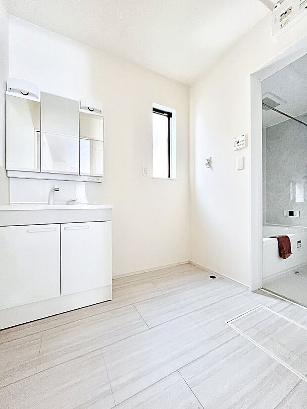 ◆Ｂ号棟◆〜Dressing Room〜　暗くなりがちな洗面所も窓があると採光と換気が可能なので気持ちよくお使い頂けます。三面鏡タイプの洗面台は鏡裏収納で散らかりがちな洗面所もスッキリ♪