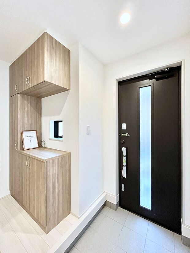 ◆A号棟◆〜Entrance〜 家の中でお客様を迎える最初の場所である玄関は、家の印象そのものです!豊富な玄関収納で、常に綺麗に保つことが出来ます♪玄関にはたっぷり収納の下駄箱を完備!