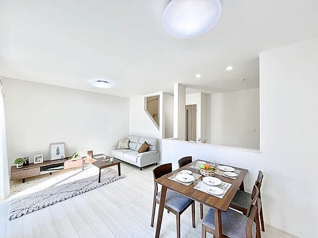 ◆A号棟◆〜Living〜 リビングに階段のある間取りです♪家族のコミュニケーションがスムーズに取れますね♪ゆとりある暮らしと心地よい住環境が紡ぐ贅沢な時間をご家族みんなでお過ごし下さい。