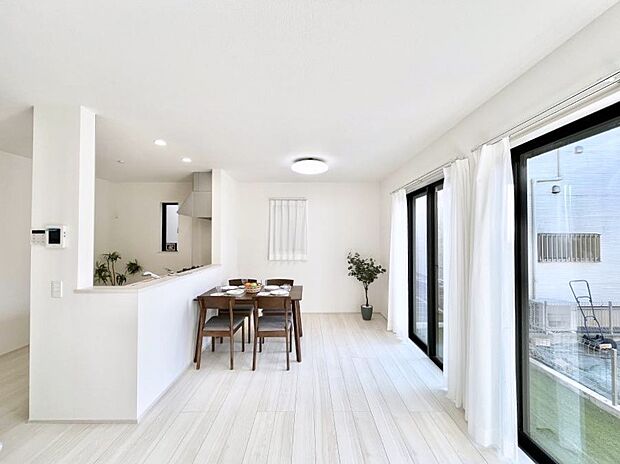 ◆A号棟◆〜Living〜 飽きの来ないシンプルでおしゃれなLDK。大きな窓から日差しが差し込むので室内も明るく、家族の憩いの場としてピッタリです。開放感と日当たりの良さを是非ご覧ください!