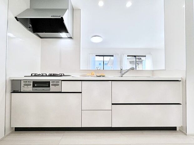 ◆A号棟◆〜Kitchen〜　広くて使いやすいキッチンなら家族でいっしょに料理をつくったり、後片付けも手間なくできちゃいます♪収納もたっぷりあるので、いつもすっきりと清潔な印象を保てます。