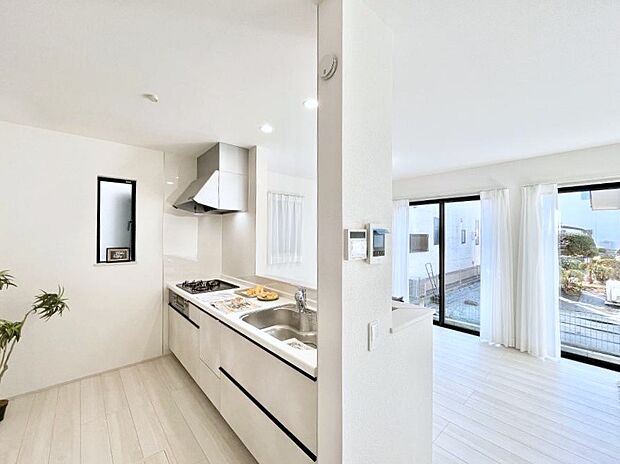 ◆A号棟◆〜Kitchen〜 自然光が入る窓のあるキッチン☆毎日使う場所だからこそ、使い勝手を考慮しました。ゆったりとしたキッチンコーナーは質感豊かな仕上がりとなっております。