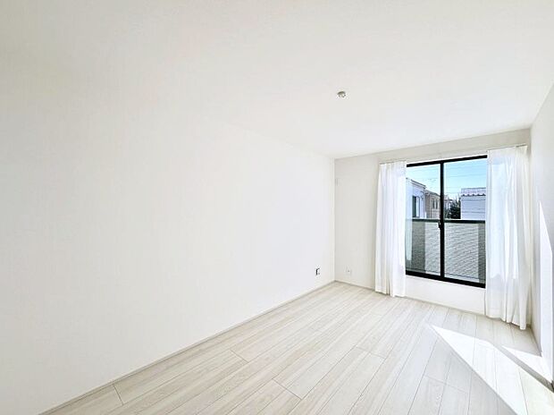 ◆A号棟◆〜Bed Room〜　マンションと違い部屋数が多いのが戸建てのメリットです。ご家族が増えたことで手狭に感じていた住まいも戸建てでは各居室プライバシーを保つことができます。
