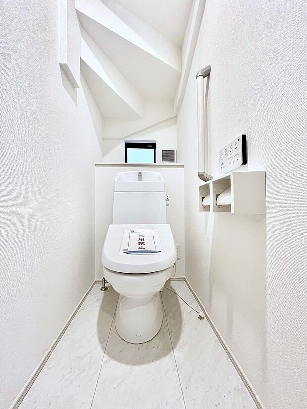 ◆A号棟◆〜Toilet〜 綺麗・スッキリ・快適なウォシュレット付トイレでくつろげる空間です。採光もあり明るく、快適空間となっております♪毎日使う場所だからこその配慮です!