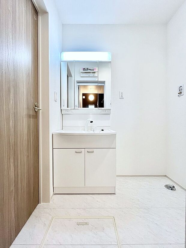 ◆A号棟◆〜Dressing Room〜 明るく清潔感溢れるパウダールーム。毎日使う場所だからこそ、快適な空間となっております。シャンプードレッサーを採用しておりますので、朝シャンも手軽に出来ます。