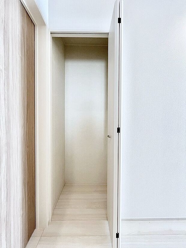 ◆A号棟◆廊下収納。掃除道具や季節の小物を収納することができます。