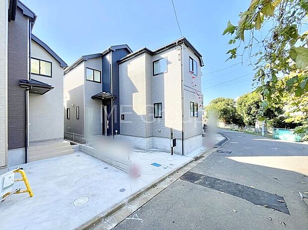 〜Exterior〜 前面道路:北 4m 公道 前面道路は閑静な住宅地をはしる車通りの少ない道路。駐車の出し入れもらくらくです!ご不明点・現地見学のご希望は、お気軽にお問い合わせください!